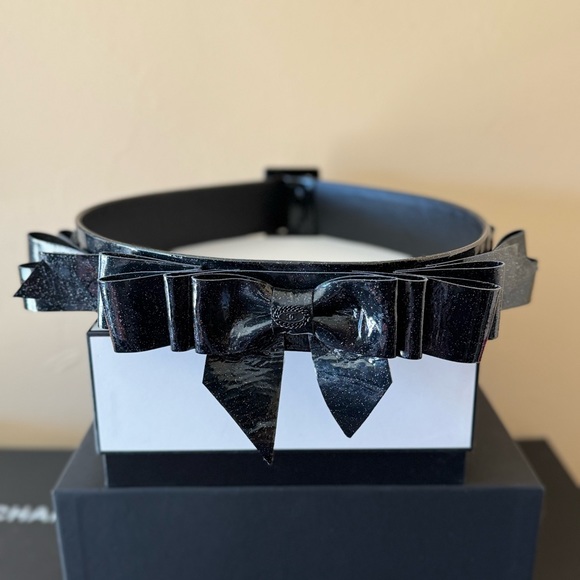 CHANEL Spring/Summer 2008 black Patent Glitter leather layered bow waist… - Picture 7 of 13